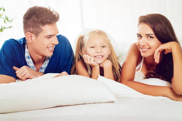 Familia feliz en el dormitorio —  Fotos de Stock