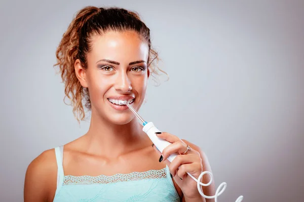 Jeune Femme Souriante Avec Des Bretelles Nettoyant Ses Dents Avec — Photo