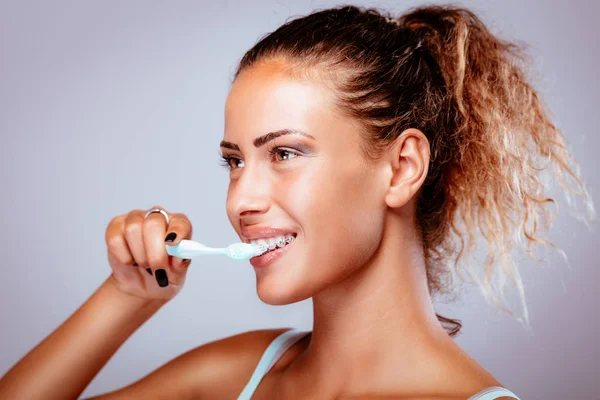 Sorrindo Jovem Mulher Com Aparelho Escovar Dentes — Fotografia de Stock