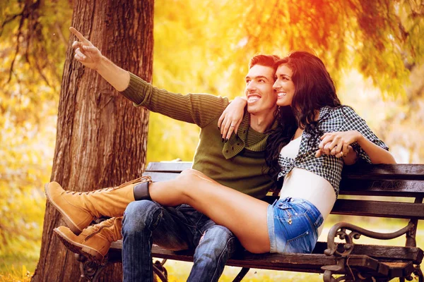 Hermosa Pareja Encantadora Sentada Banco Disfrutando Soleado Parque Colores Otoño — Foto de Stock