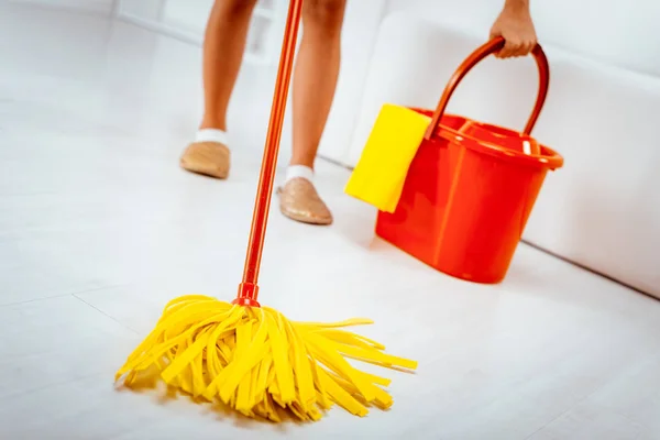 Primer Plano Una Doncella Fregando Suelo — Foto de Stock