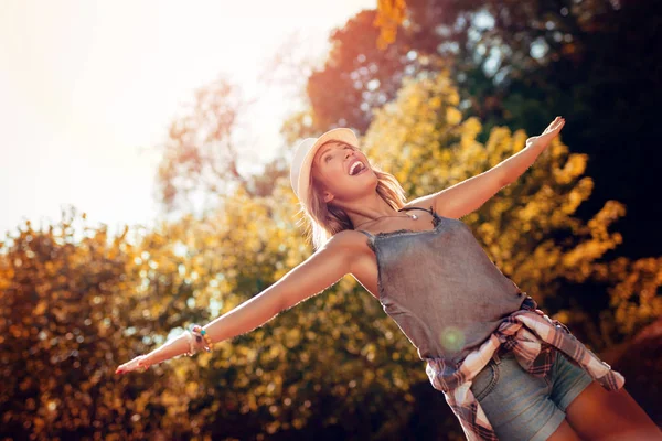 Feliz Joven Con Los Brazos Abiertos Divirtiéndose Naturaleza Otoño —  Fotos de Stock