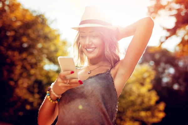 Schöne Lächelnde Junge Frau Mit Sommermütze Die Herbst Die Natur — Stockfoto