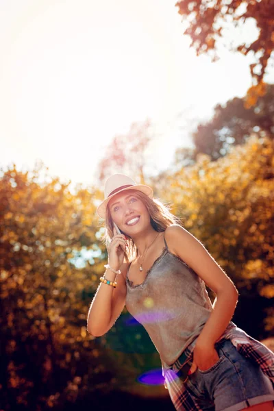 Hermosa Joven Sonriente Con Sombrero Verano Disfrutando Naturaleza Otoño Ella —  Fotos de Stock