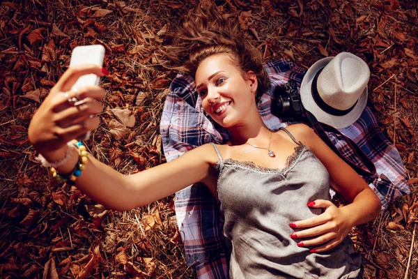 Menina tomando selfie — Fotografia de Stock