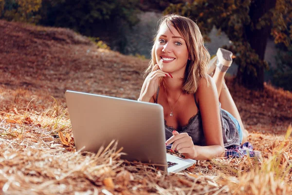 Menina bonito com laptop — Fotografia de Stock