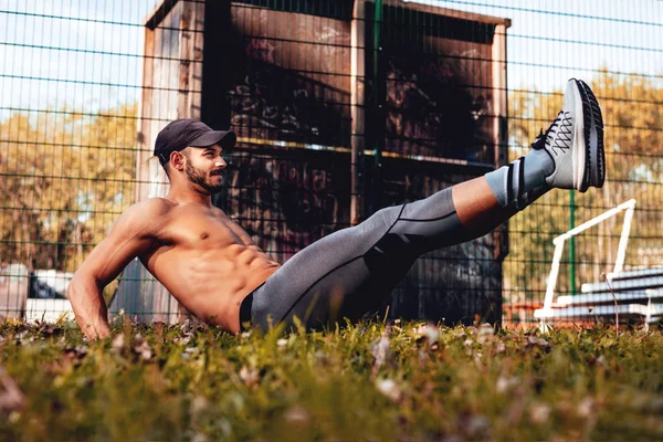 Giovane Sportivo Muscolare Urbano Che Esercizi Sit Nel Parco — Foto Stock