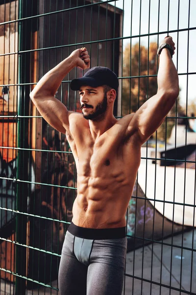 Joven Deportista Urbano Pensativo Descansando Después Entrenar Naturaleza Mirando Hacia —  Fotos de Stock