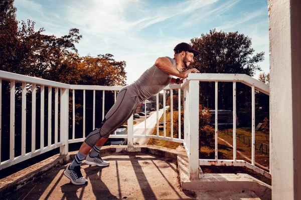 Jeune Sportif Musclé Faisant Exercice Push Sur Pont — Photo