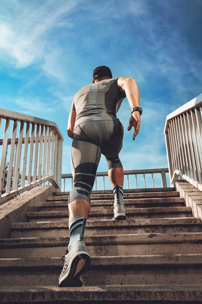 Joven Deportista Musculoso Corriendo Por Las Escaleras Puente Vista Trasera —  Fotos de Stock