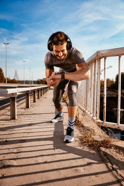 Kulaklıklar Ile Genç Sporcu Kronometre Eğitim Köprüsünde Önce Başlayacak Koşu — Stok fotoğraf