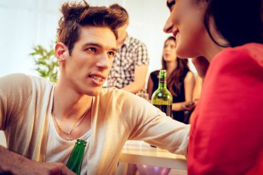 Genç kadın kız parti arıyor