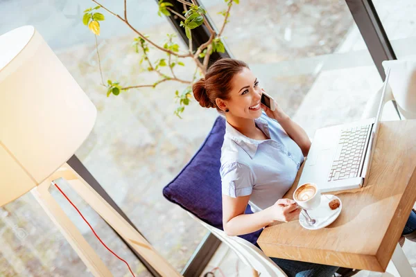 Junge Frau Arbeitet Café Laptop — Stockfoto