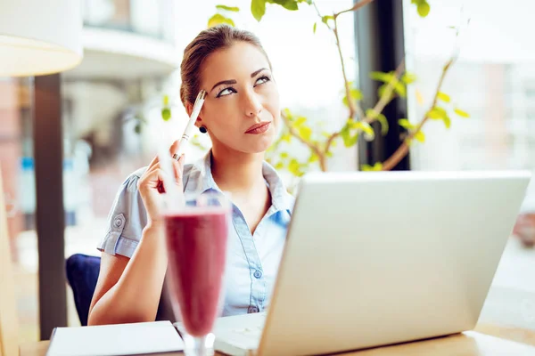 Jonge Vrouw Werkt Laptop Cafe — Stockfoto