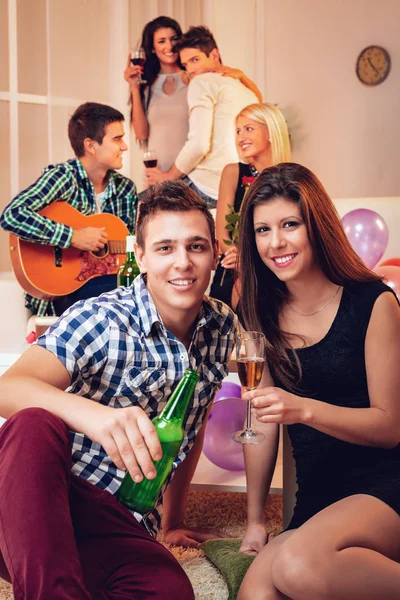 一群年轻的朋友在家里享受聚会 — 图库照片