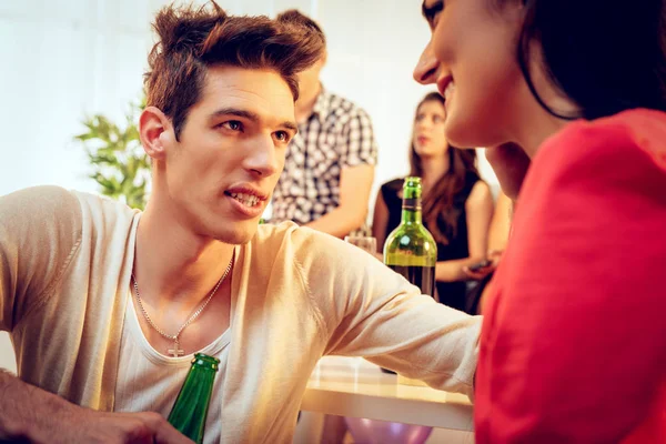 Mujer Joven Mirando Novia Fiesta —  Fotos de Stock