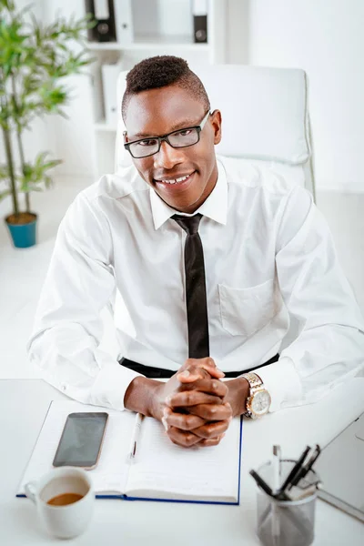 Молодой Африканский Инженер Работающий Офисе — стоковое фото