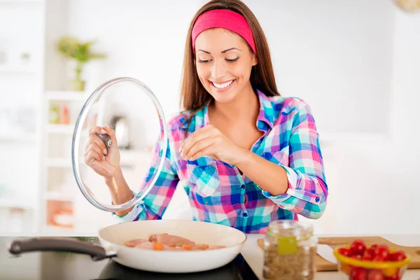 Young Woman Cooking Dinner Domestic Kitchen — Stock Photo, Image