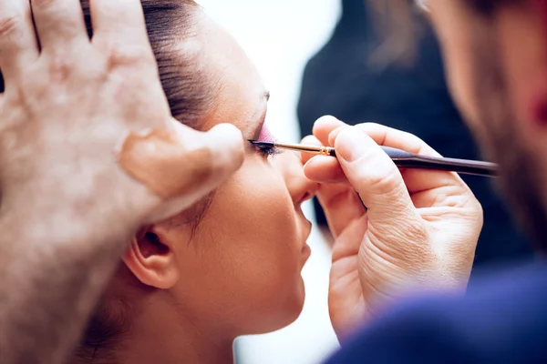 Maquillaje Artista Aplicando Sombra Ojos Modelo —  Fotos de Stock