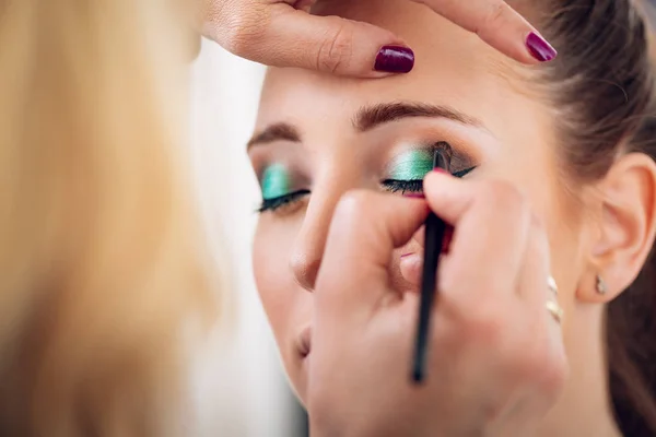 Maquillaje Artista Aplicando Sombra Ojos Modelo — Foto de Stock