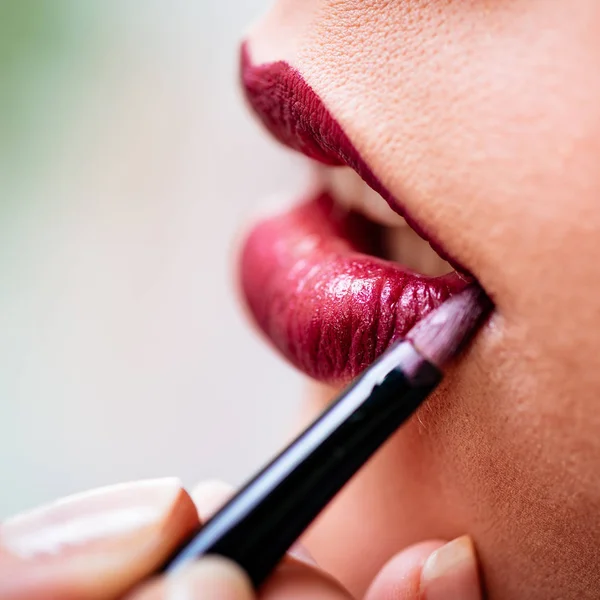 Vista Cercana Del Maquillador Aplicando Lápiz Labial Rojo Perfecto Modelo —  Fotos de Stock