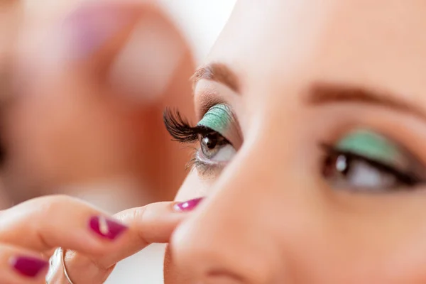 Nahaufnahme Des Maskenbildners Der Falsche Wimpern Auf Das Modell Aufträgt — Stockfoto