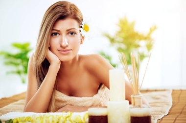 Genç esmer kadın spa merkezinde dinlendirici