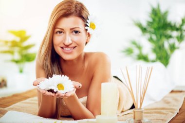 Genç esmer kadın spa merkezinde dinlendirici