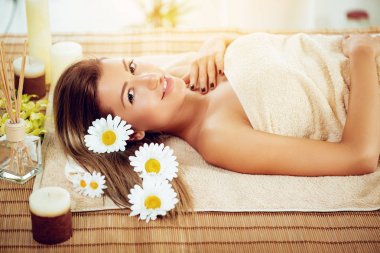 Genç esmer kadın spa merkezinde dinlendirici