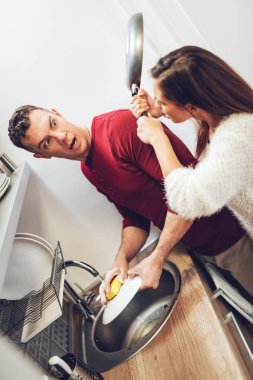 Genç çift mutfakta sorunlarınız