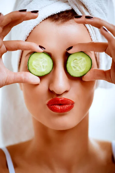 Young Woman Having Fun Covering Eyes Sliced Cucumber Facial Mask — Stock Photo, Image