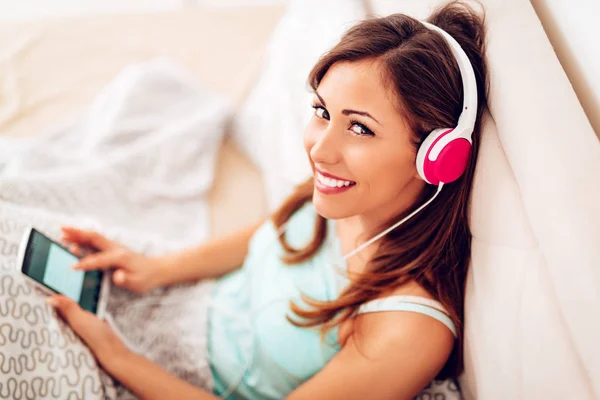 Femme Souriante Détendre Lit Écouter Musique Smartphone Sur Écouteurs — Photo