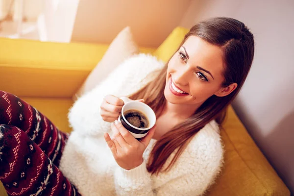 Jovem Morena Sentada Sofá Sala Estar Bebendo Café — Fotografia de Stock