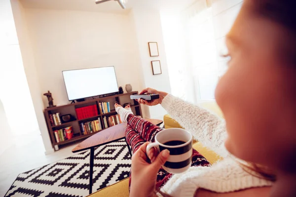 Junge Brünette Frau Sitzt Auf Sofa Wohnzimmer Und Trinkt Kaffee — Stockfoto