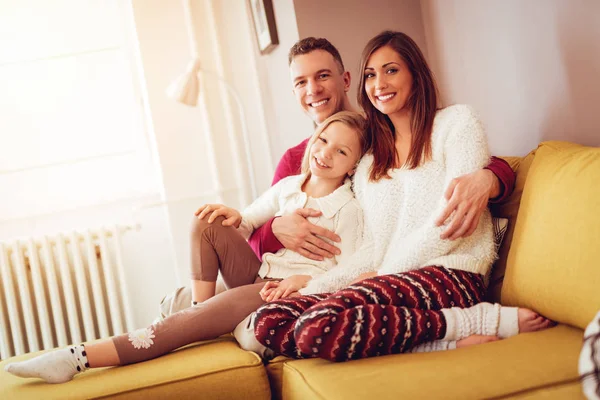 Familia Sonriente Joven Relajarse Sofá Sala Estar — Foto de Stock