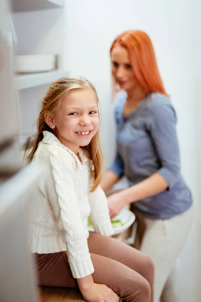 Menina Com Mãe Preparando Comida Cozinha — Fotografia de Stock