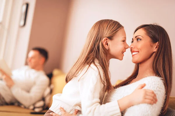 Mère Fille Amusent Père Lisant Livre Sur Fond — Photo