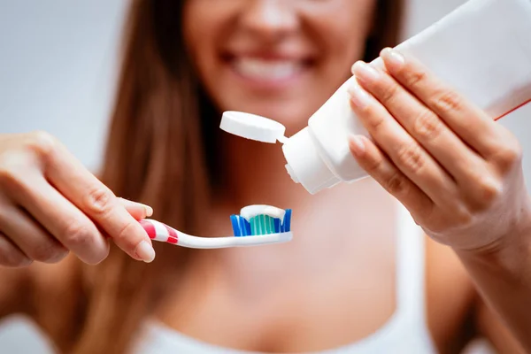 Vista Cercana Joven Mujer Cepillándose Los Dientes — Foto de Stock