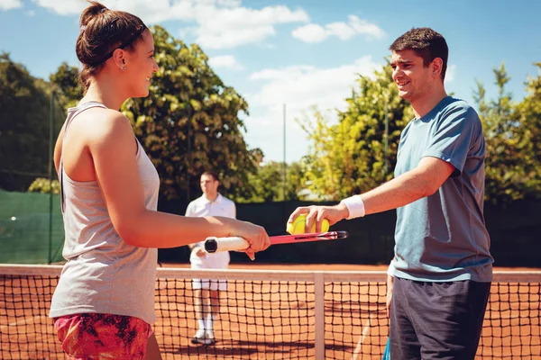 Junges Paar bereitet sich auf Tennis-Match vor — Stockfoto