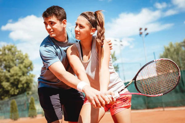 Mädchen üben Tennis mit Trainer — Stockfoto