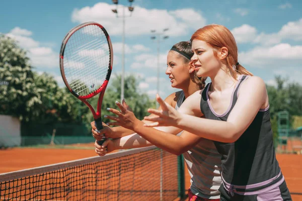 Mädchen üben Tennis mit Trainer — Stockfoto