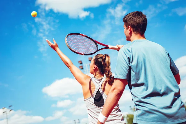 Mädchen üben Tennis mit Trainer — Stockfoto