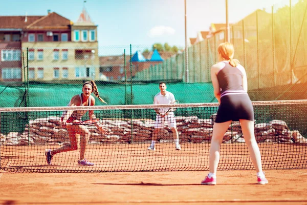 Freunde beim Tennistraining — Stockfoto