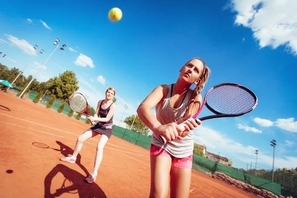 Zwei Mädchen spielen Tennis — Stockfoto