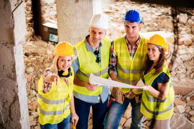 Dört inşaat mimar bina gözden geçirin ve afet hasar imar planı