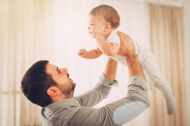 Şirin Bebek oğlu ile eğleniyor evde güzel genç Baba.