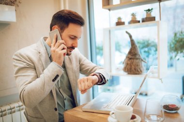 Kafede molada genç overworked işadamı
