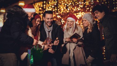 Üç Genç çiftler eğleniyor Noel'de şehir sokak 