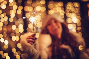 Havai fişekleri eğleniyor Noel arifesi şehirde sokak olan kadın