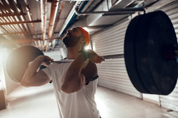 Joven Musculoso Haciendo Ejercicio Alta Tracción Con Barra Pesas Entrenamiento —  Fotos de Stock